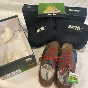 NWT-Women’s Earth Sneakers